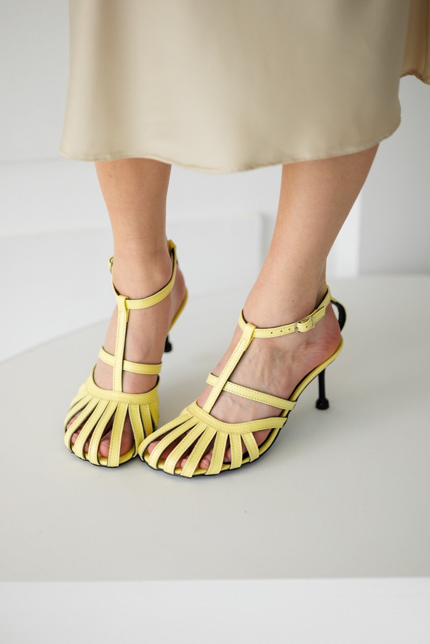 Handmade beige leather sandals with 7 cm heel and buckle closure
