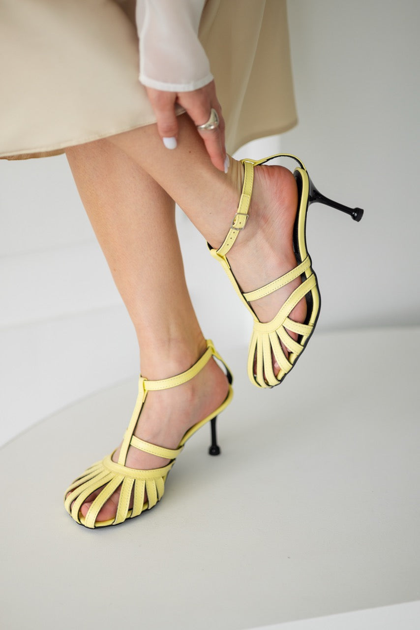 Summer heeled sandals with adjustable ankle buckle and minimalist design