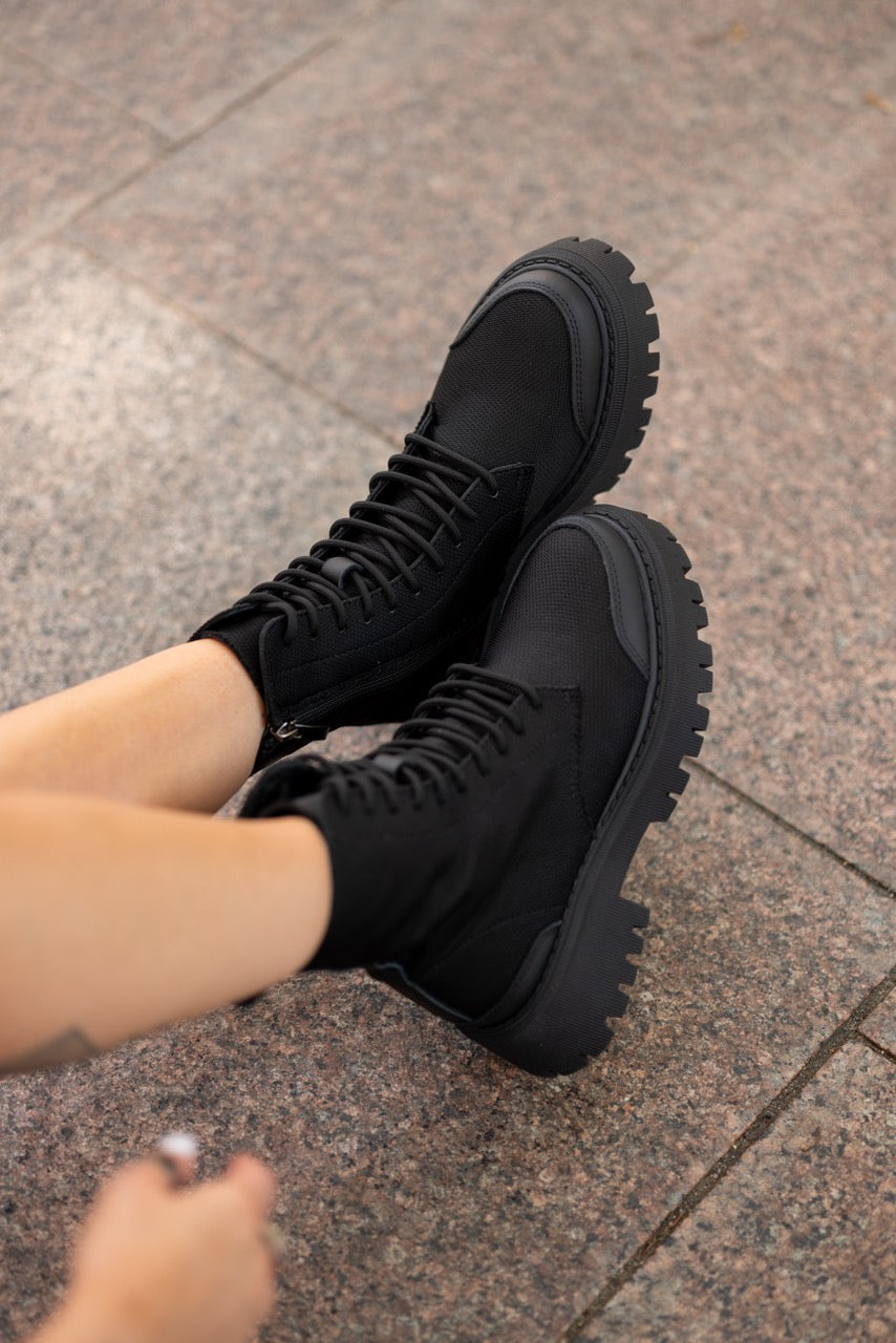 Schwarze Wildlederstiefel