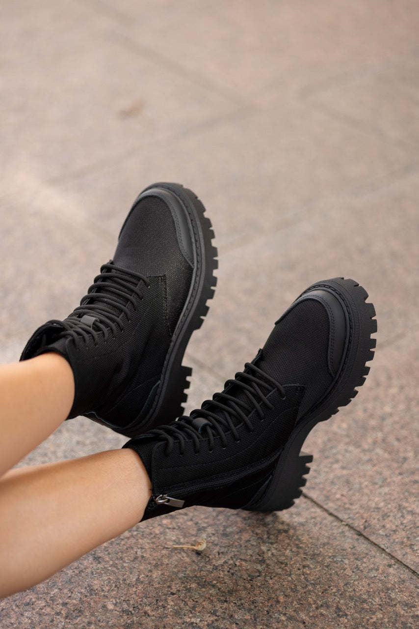 Schwarze Wildlederstiefel