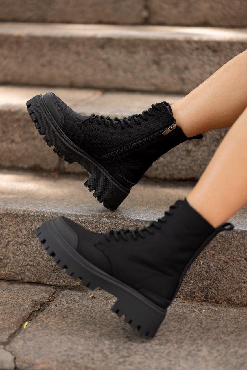 Schwarze Wildlederstiefel