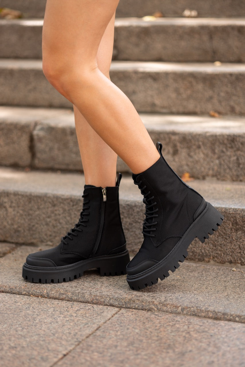 Schwarze Wildlederstiefel
