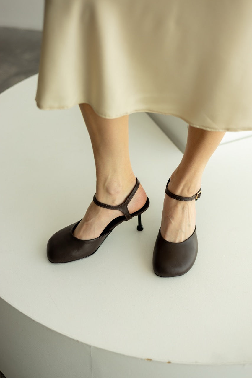 Women’s slingback pumps buckle strap side view