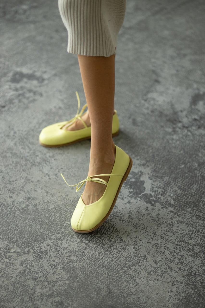 Wide toe ballet flats side view
