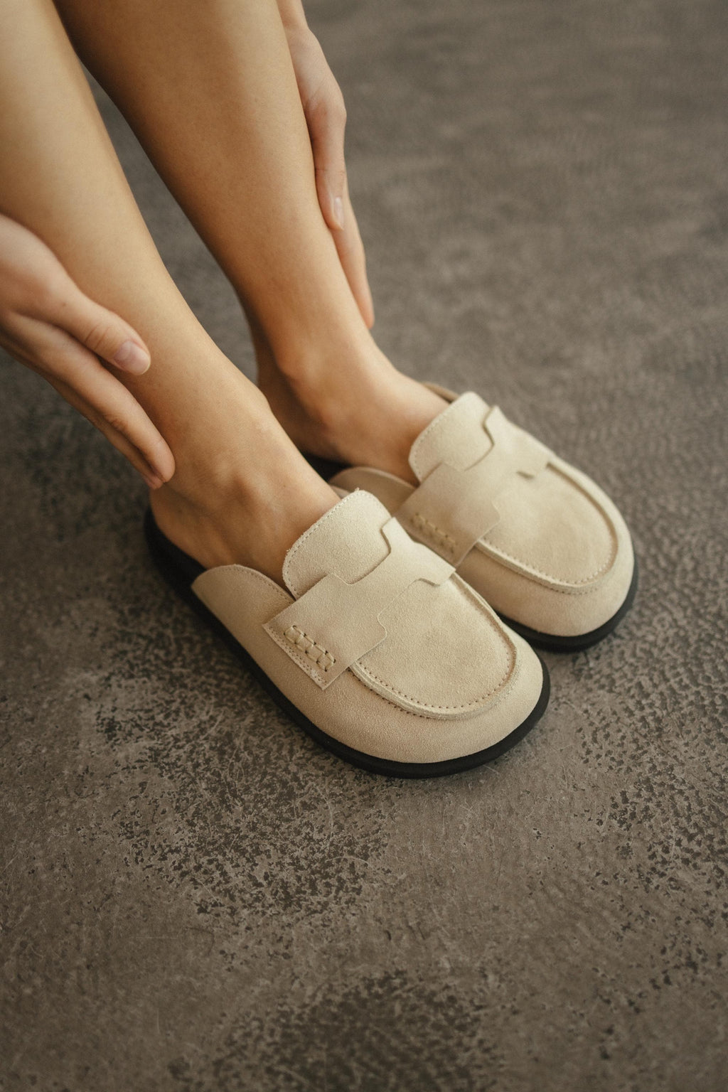 Orthopedic insole suede mules close-up detail