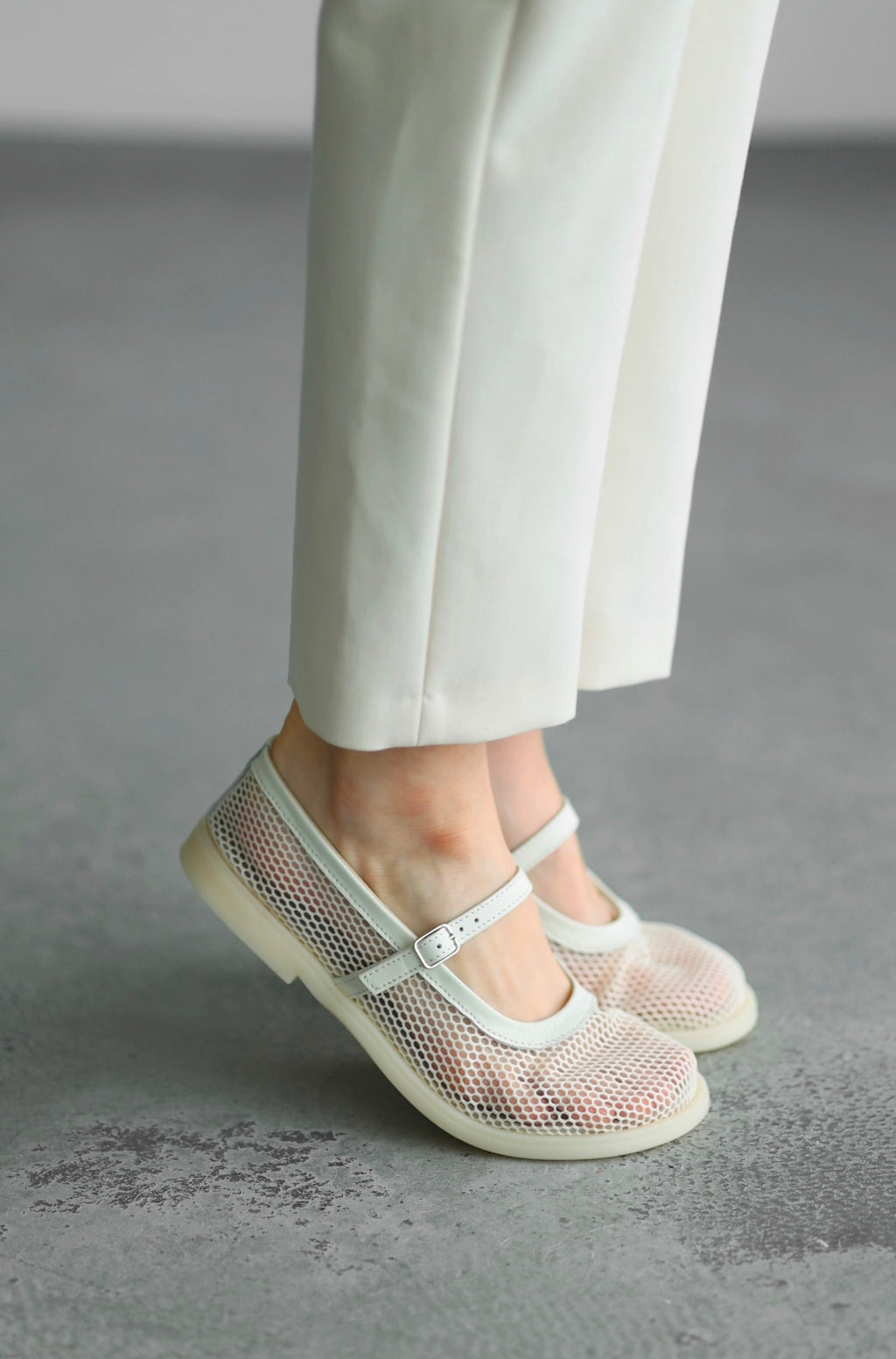 Breathable mesh flats with elegant leather buckle straps