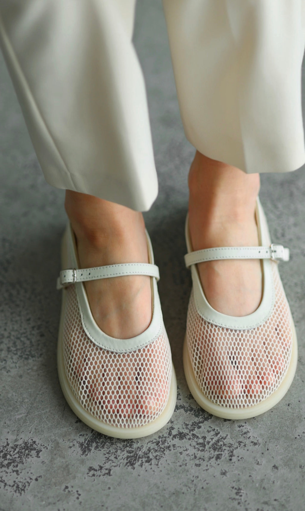 Comfortable women’s ballet flats with soft mesh upper