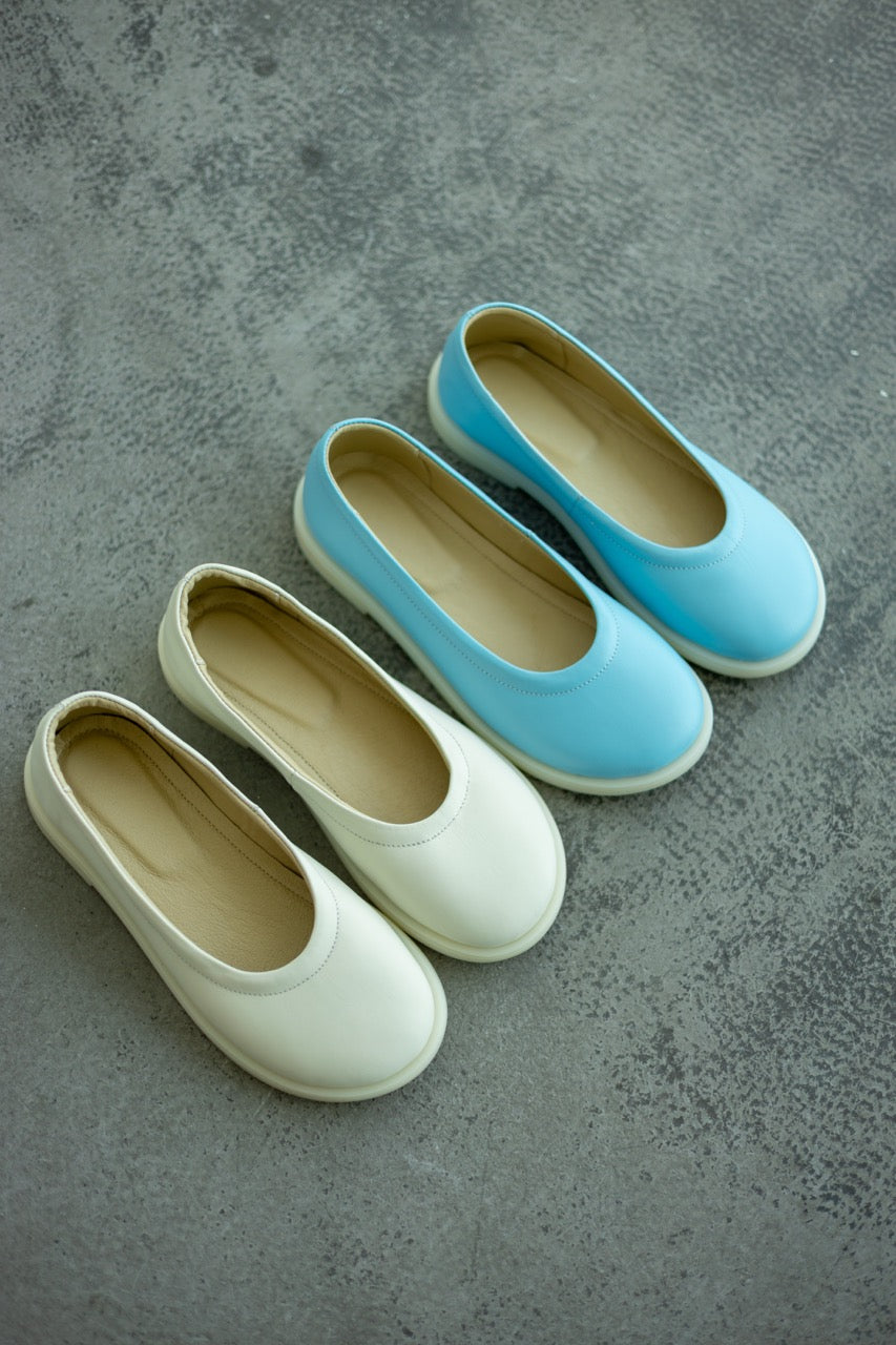 Minimalist flat shoes in soft milk leather for everyday wear