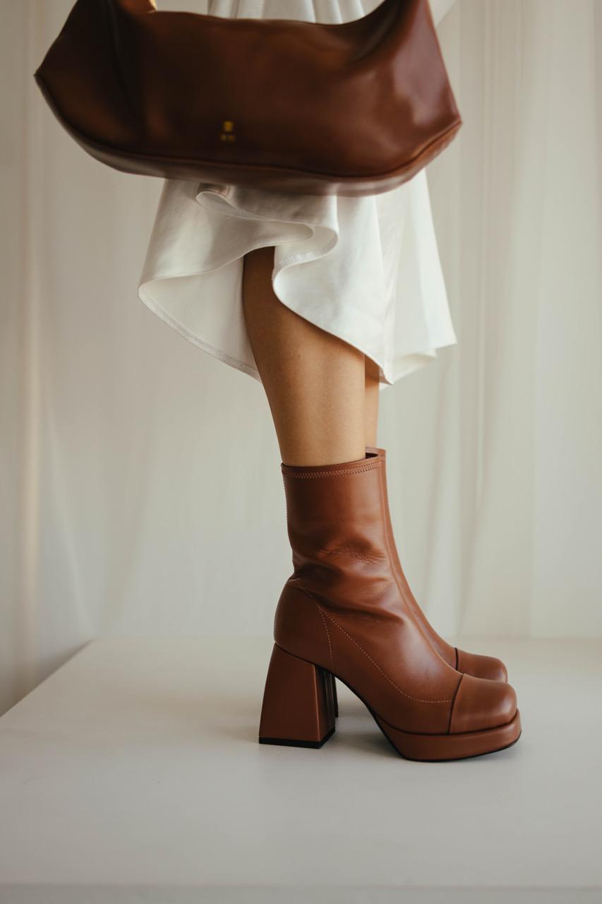 Elegant brown ankle boots side zipper design