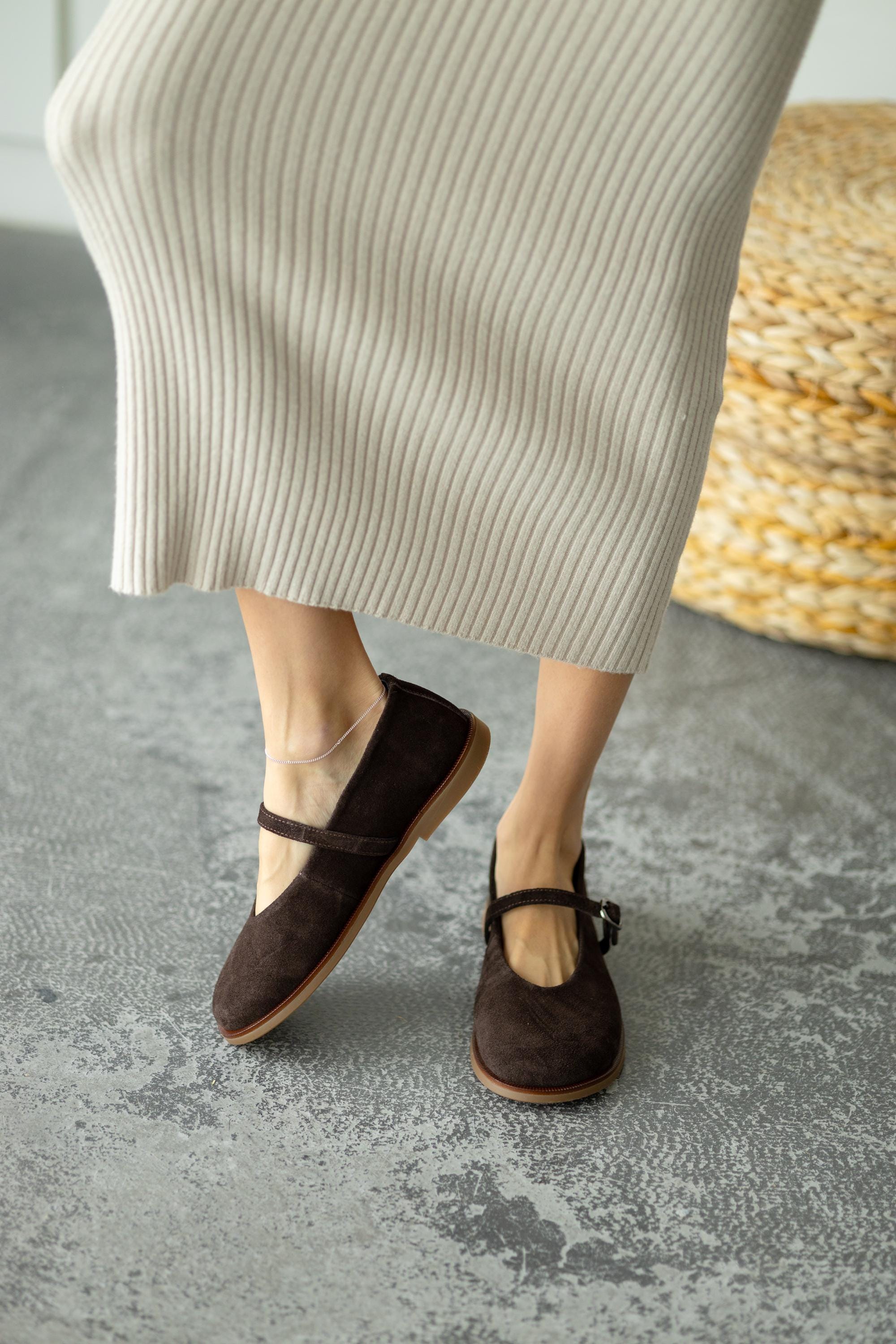 Flexible sole brown suede flats