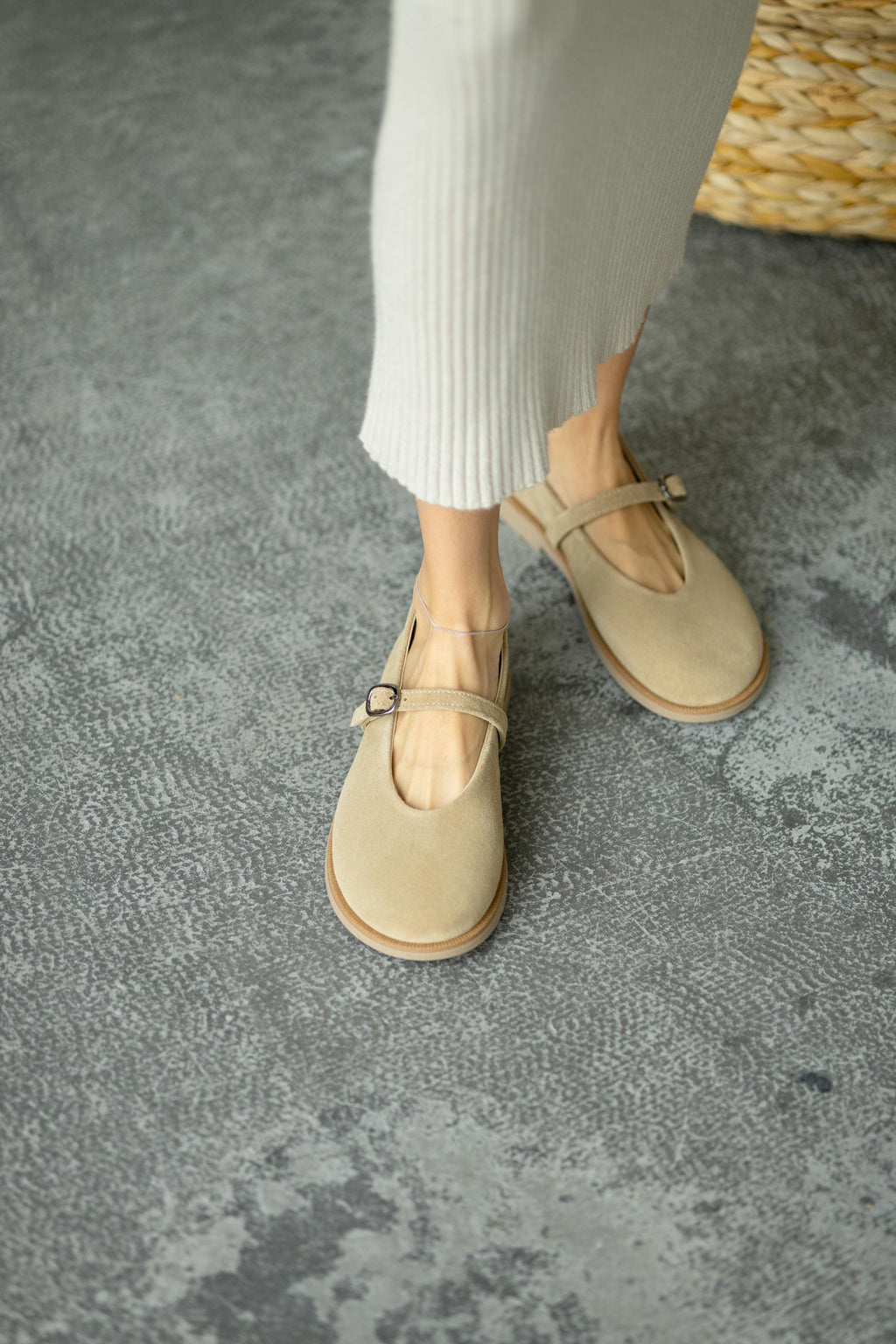 Summer suede flats on feet outfit look