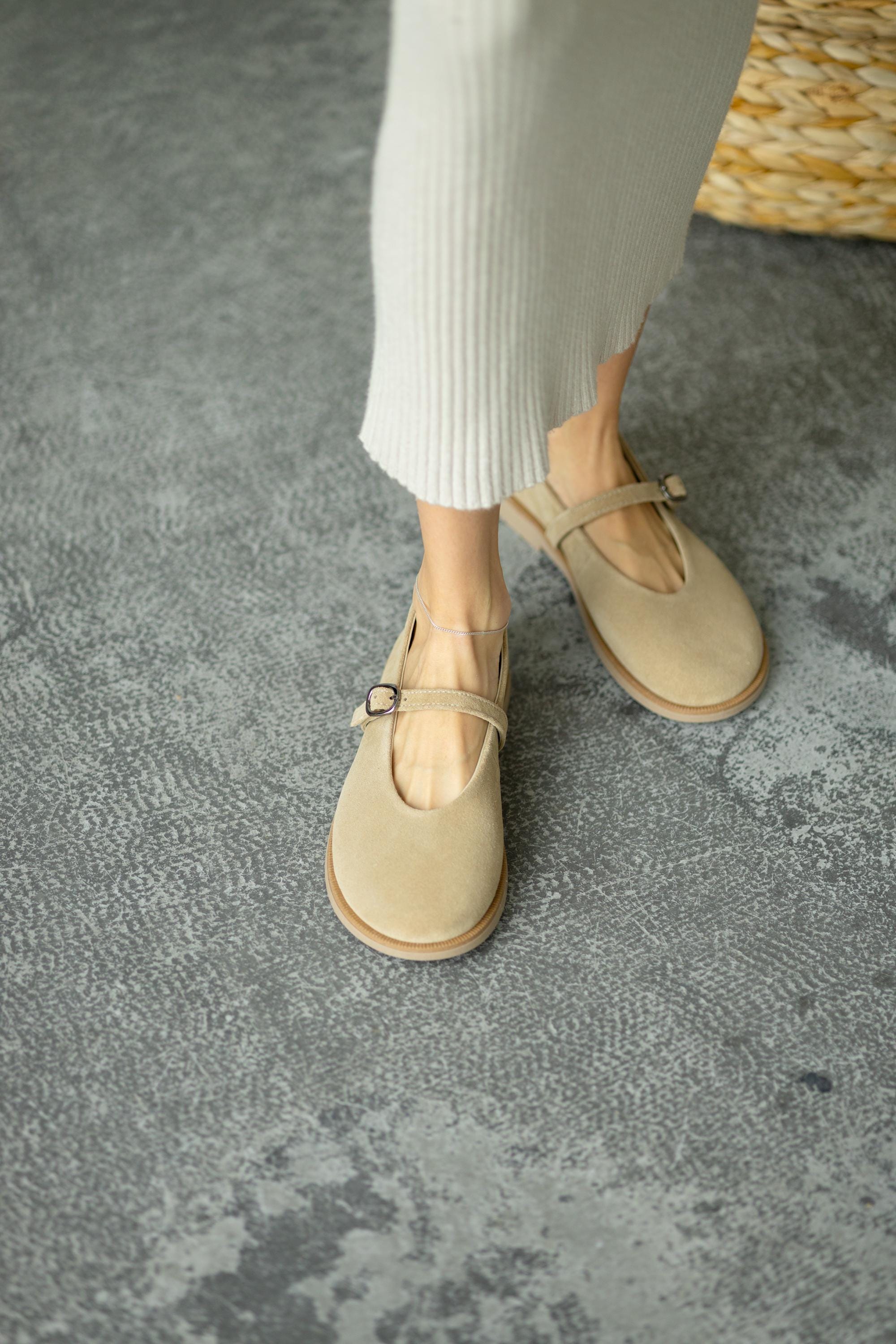 Summer suede flats on feet outfit look