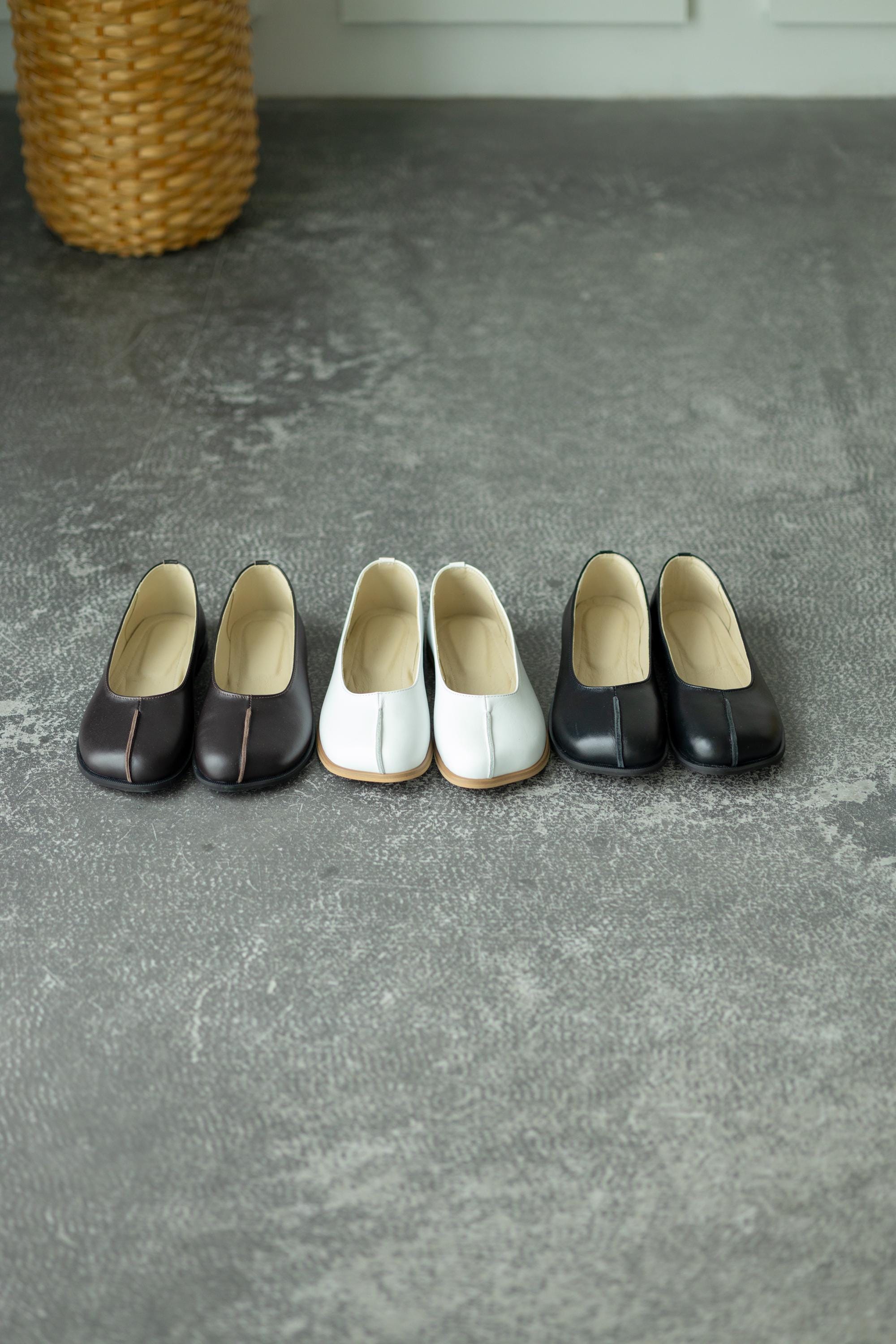 Wide toe ballet flats soft leather design