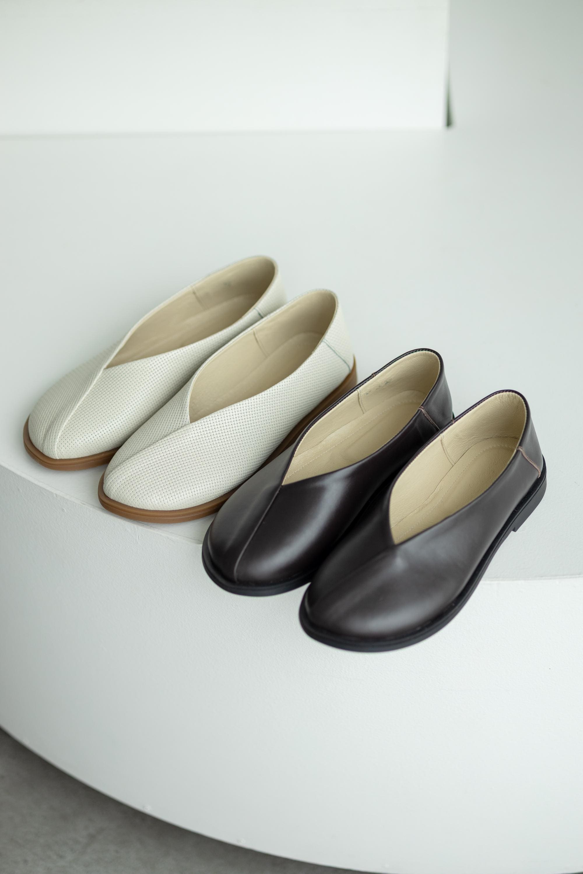 Comfortable wide toe women’s leather shoes side view