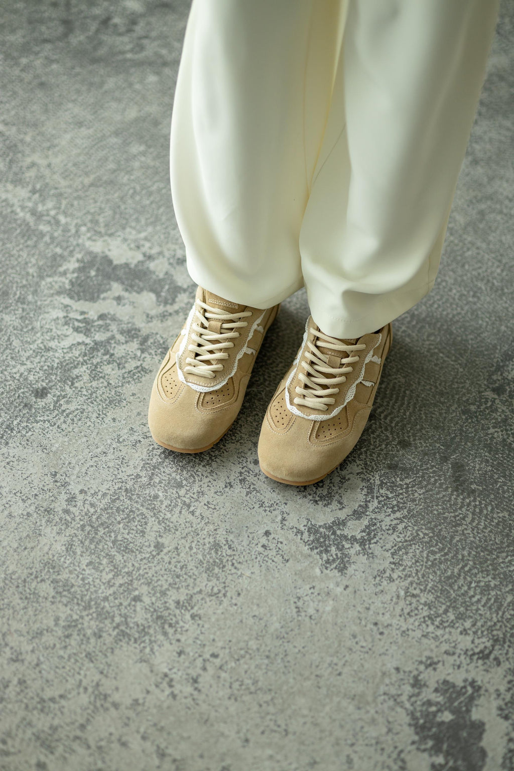 Flexible sole lightweight suede casual sneakers