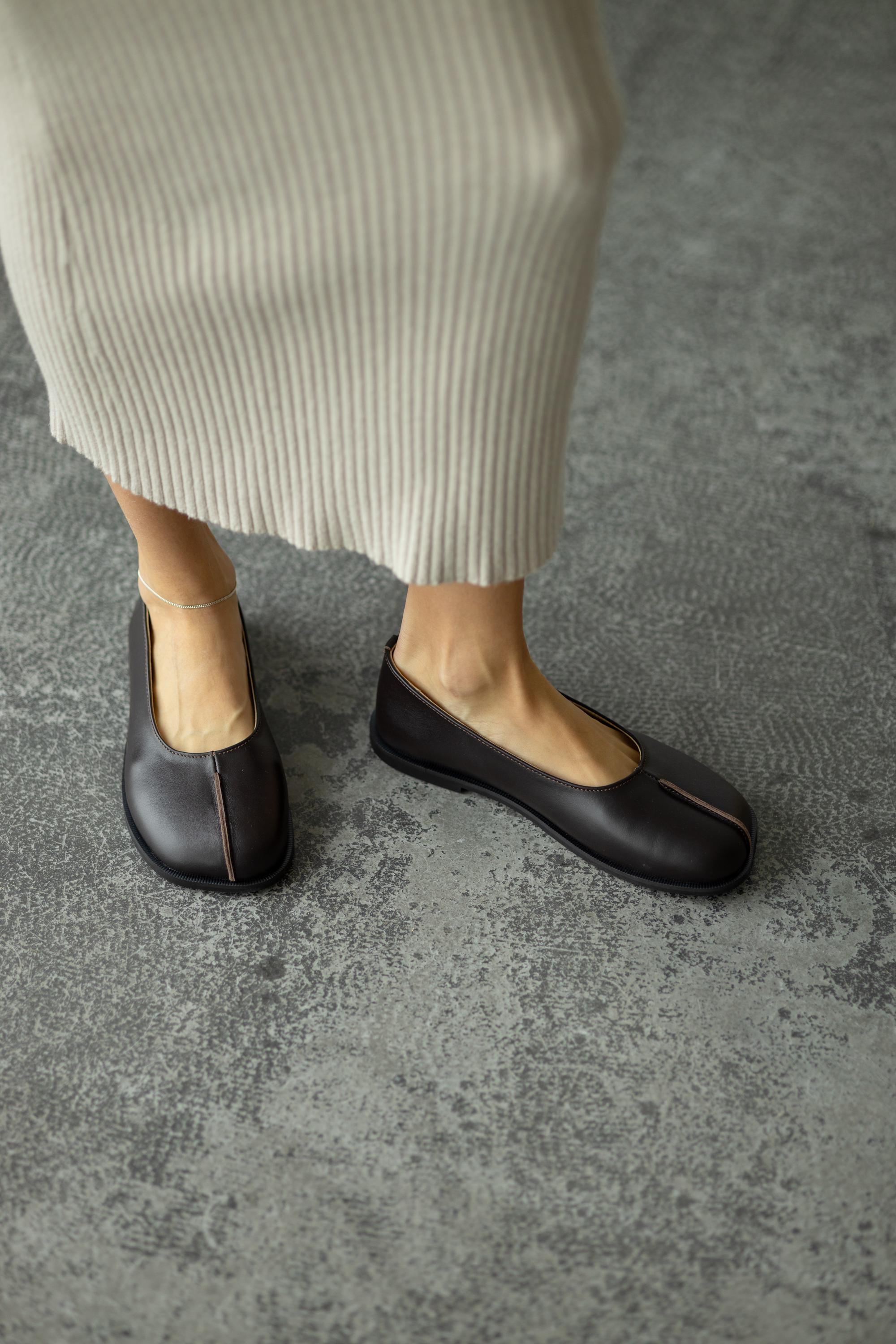 Minimalist leather flats casual outfit