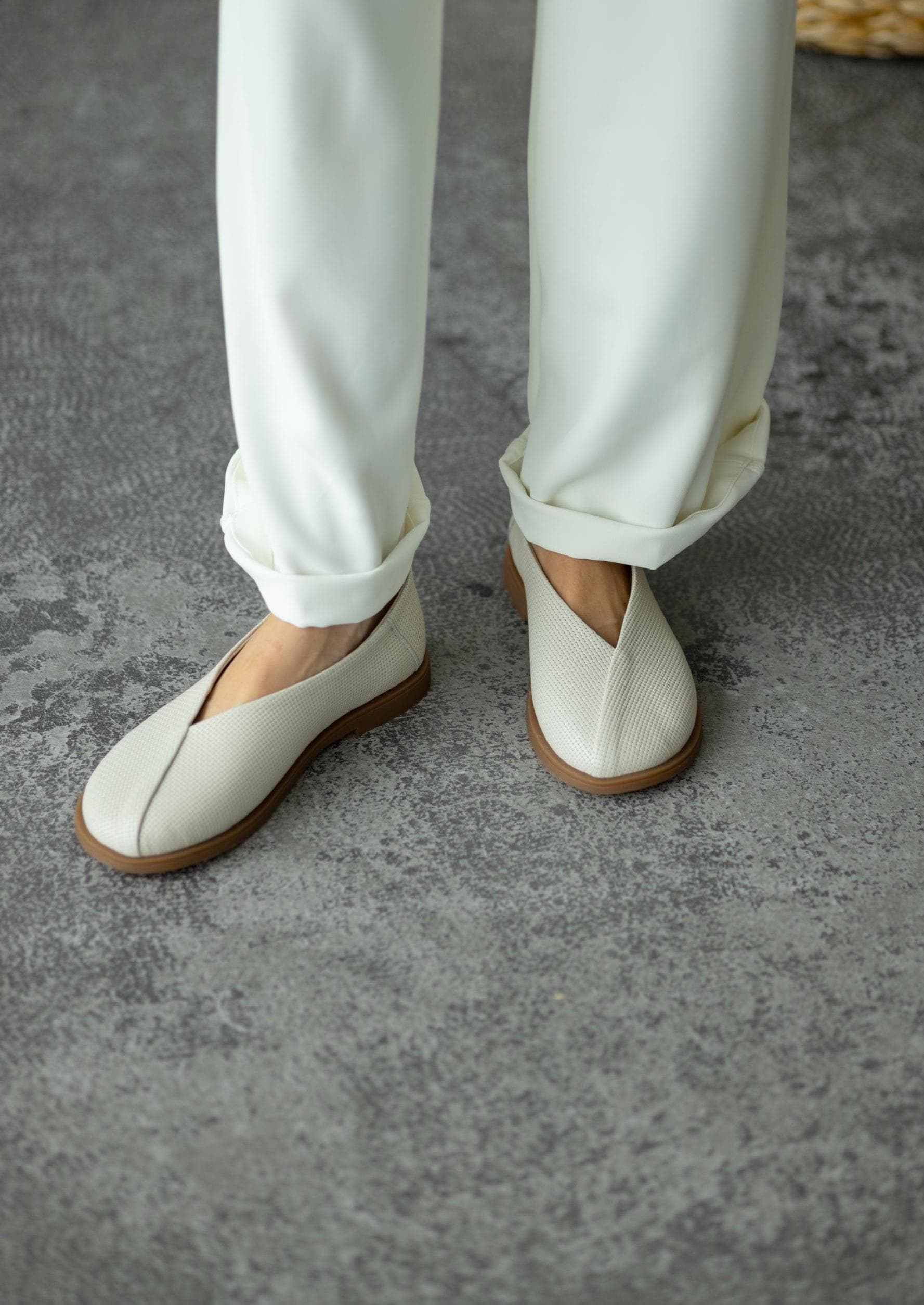 Wide toe leather flats with decorative overlay black color